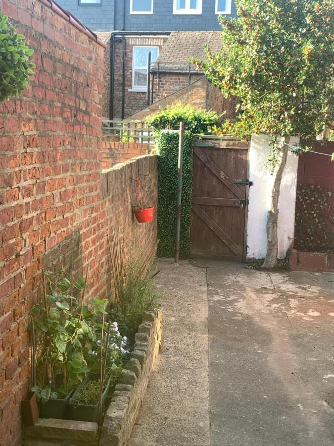Lovely City Town House With Free Parking Sleeps 2 To 6 Guests York Bagian luar foto