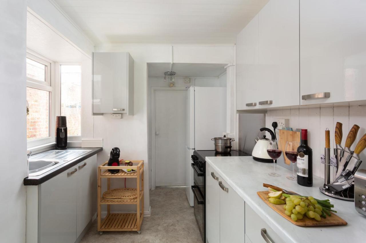 Lovely City Town House With Free Parking Sleeps 2 To 6 Guests York Bagian luar foto