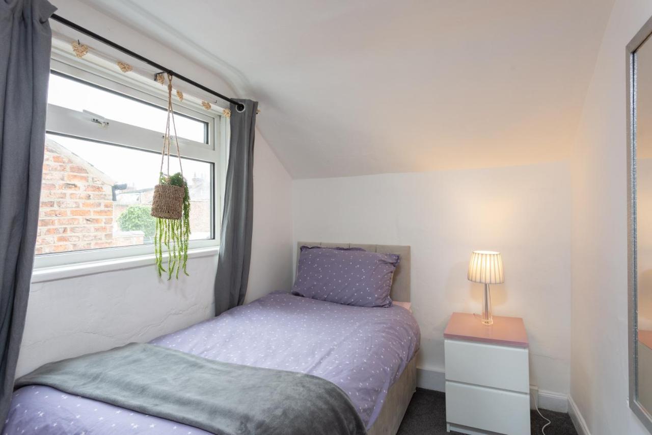 Lovely City Town House With Free Parking Sleeps 2 To 6 Guests York Bagian luar foto